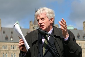 Former Canadian MP David Kilgour speaks at a rally on Parliament Hill in Ottawa about his report into organ harvesting in China. The report concludes that the Chinese regime is stealing bodily organs from detained Falun Gong practitioners for sale in a lucrative organ trade. (Matthew Hildebrand/The Epoch Times)