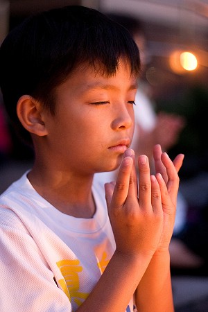 A young boy practises Falun Gong meditation. (Shaoshao Chen/The Epoch Times)