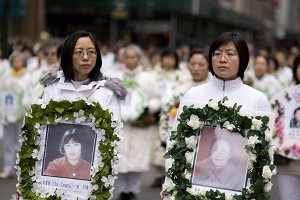 Falun Gong practitioners in a march in New York City hold wreaths in memory of fellow practitioners tortured to death in China for their beliefs. (Jeff Nenarella/The Epoch Times)