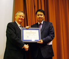 Mr. Zhang Erping (right), on behalf of Mr. Liu Chengjun, receives Fidelity Vindicator Award